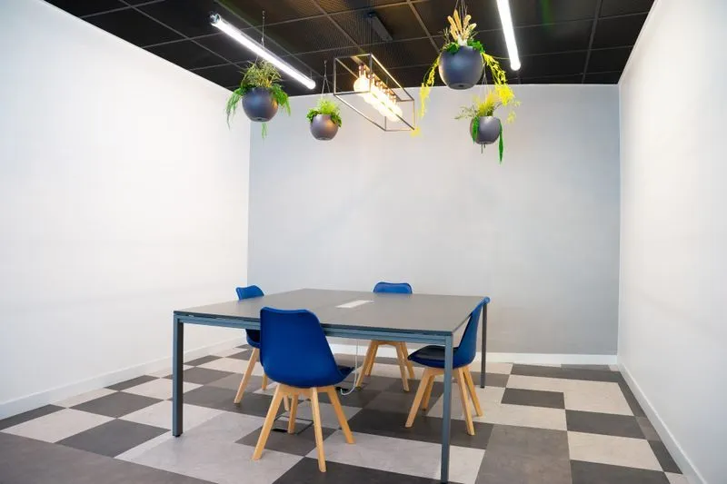 Salle de réunion moderne sur un campus SKOLAE
