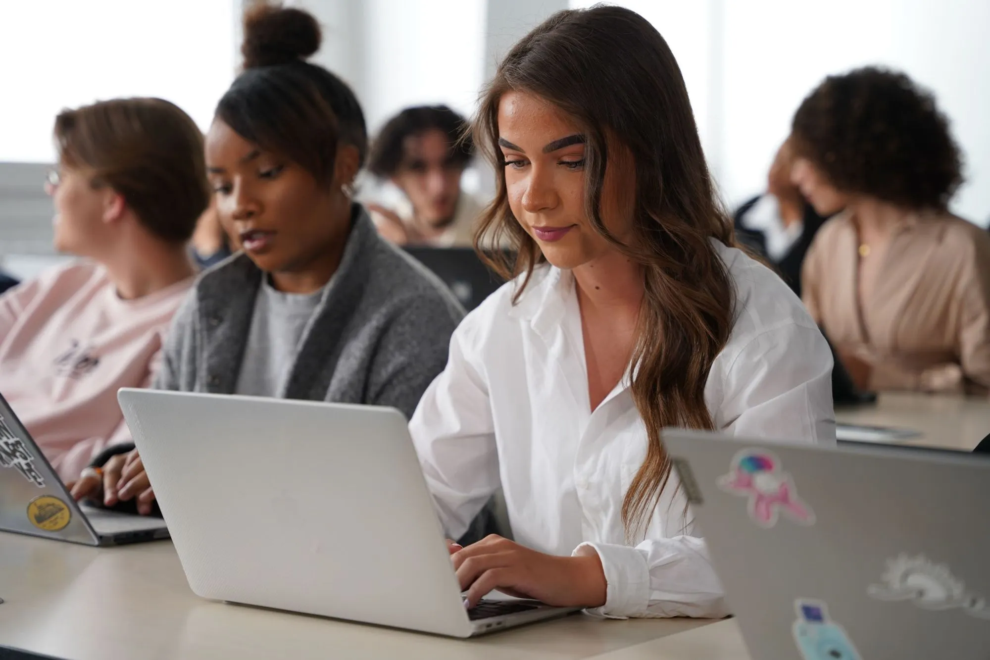 Étudiants en cours à SKOLAE Education